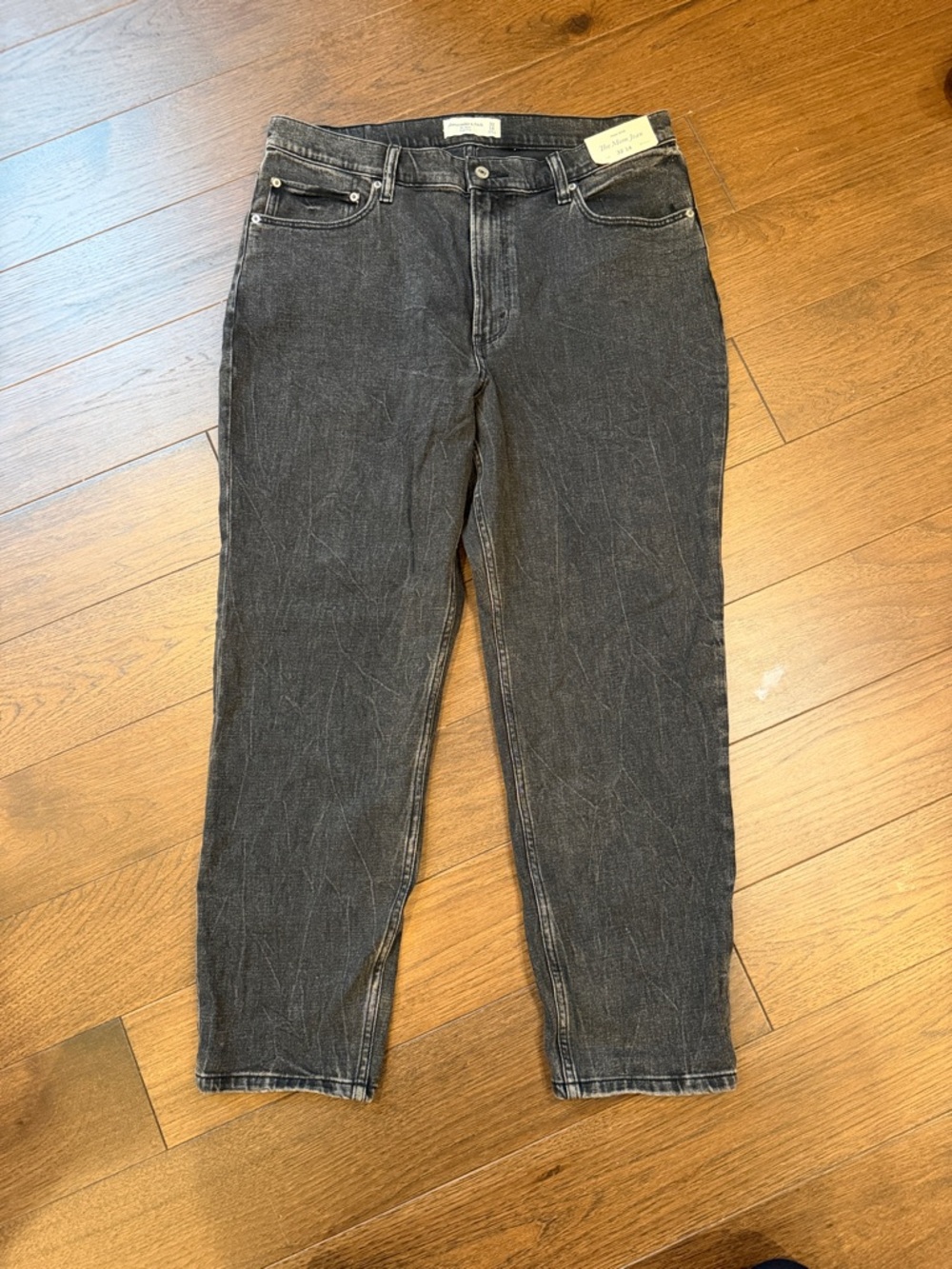 Abercrombie & Fitch High Rise The Mom Jean Size 32 / 14 NWT Black - C30-016